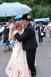 zur Not tanzte man mit Regenschirm in der Hand auf dem Kocherlball 2019 im Biergarten am Chinesischen Turm 21.07.2019. (©Foto. Martin Schmitz)